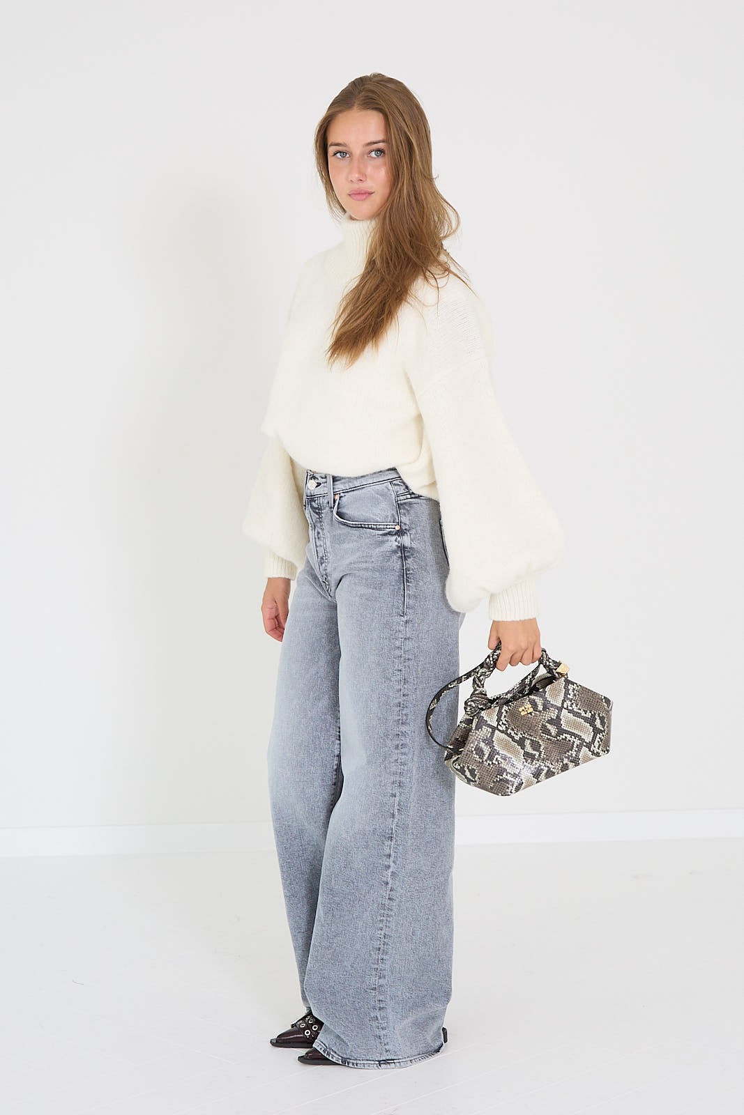 Mister mittens pull Naomi mock