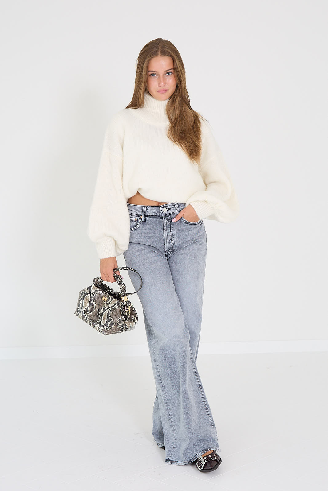 Mister mittens pull Naomi mock