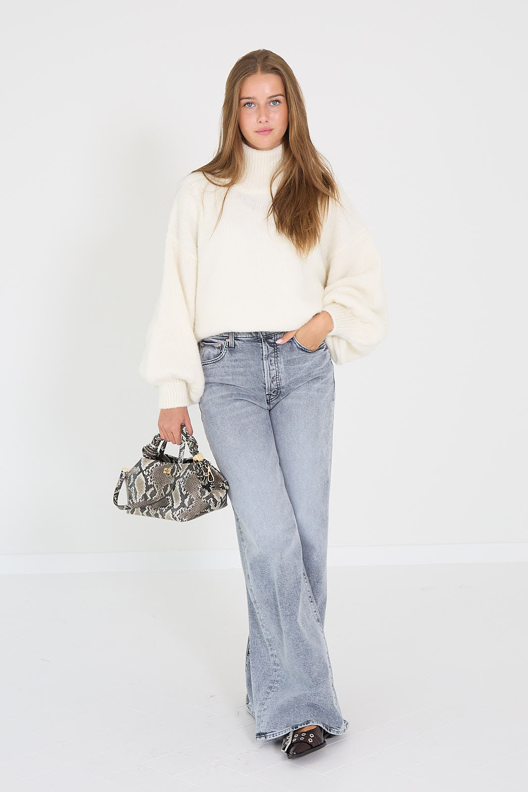 Mister mittens pull Naomi mock