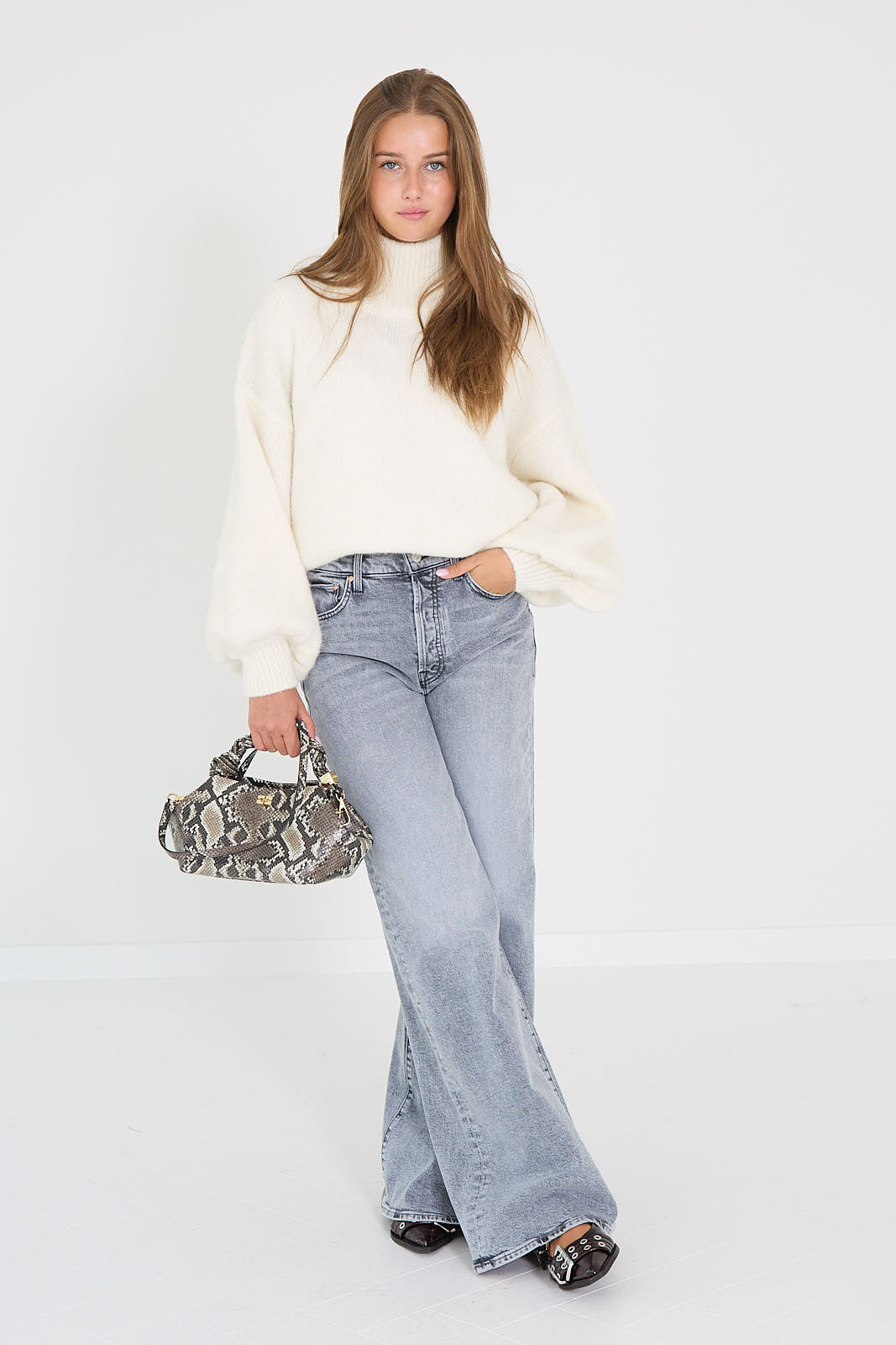 Mister mittens pull Naomi mock