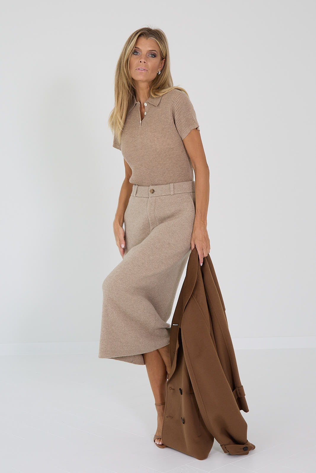 Guest in residence pull taupe