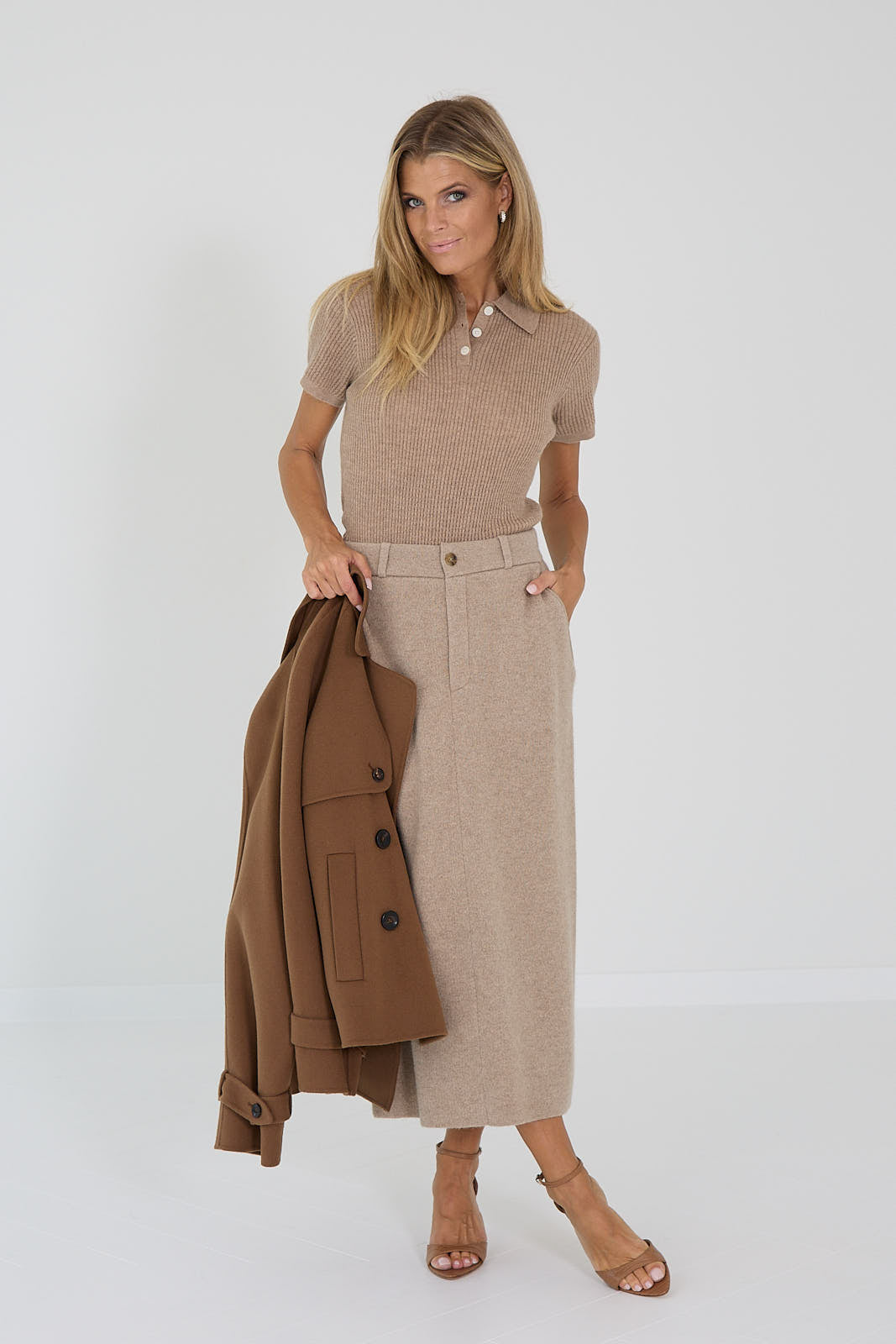 Guest in residence rok taupe