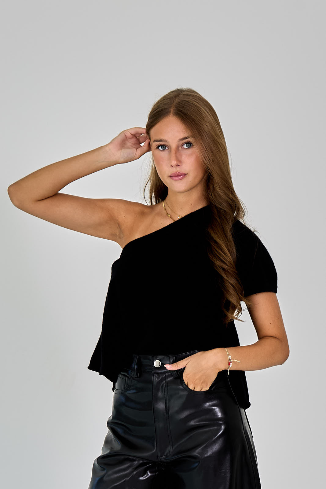 26W-LISA YANG-PULL-ZWART