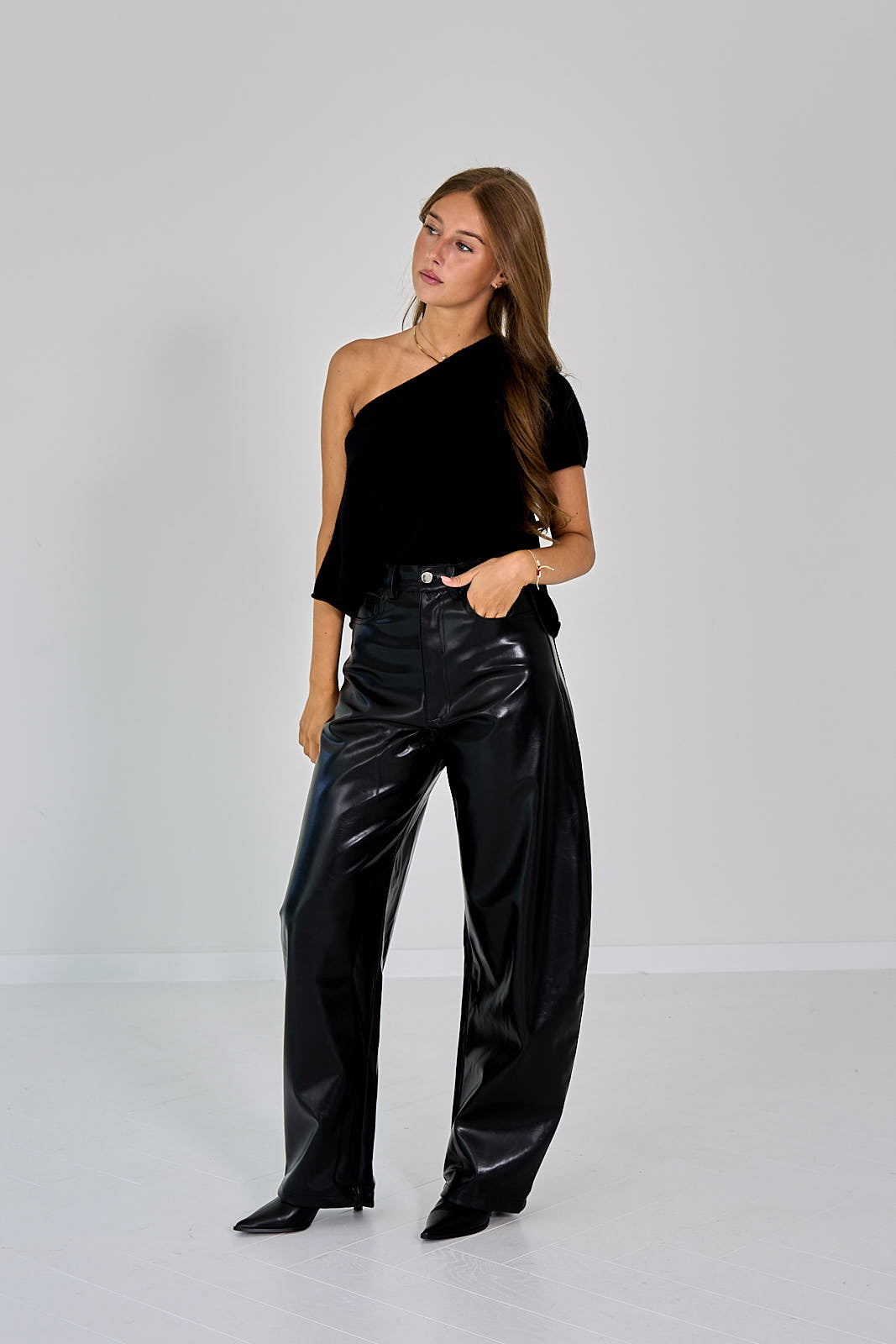 26W-LISA YANG-PULL-ZWART