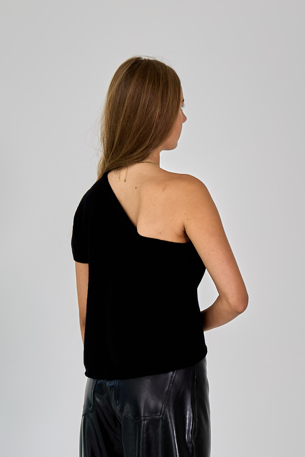 26W-LISA YANG-PULL-ZWART