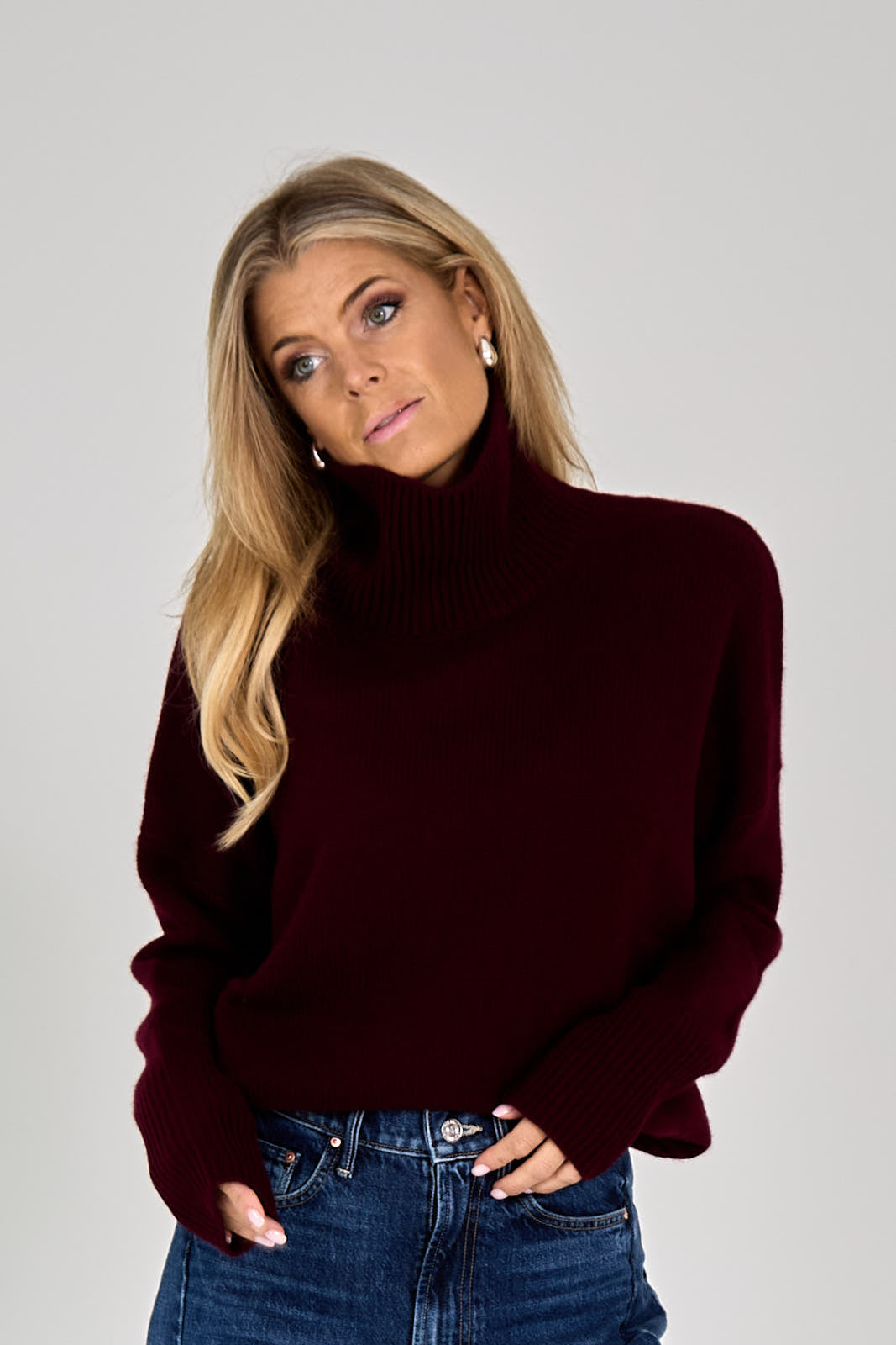 26W-LISA YANG-PULL-BORDEAUX DONKER ROOD
