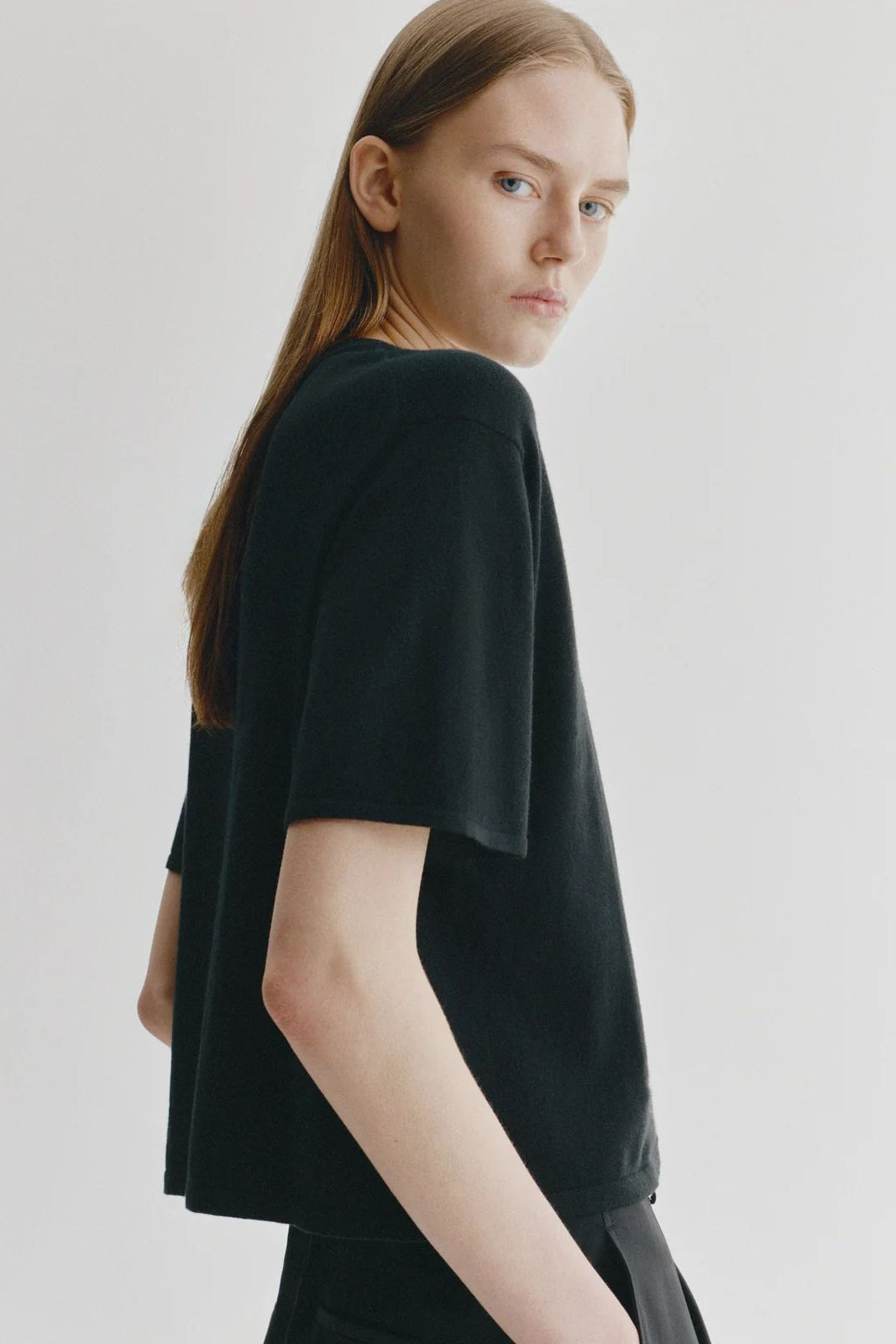 26W-LISA YANG-T SCHIRT-ZWART