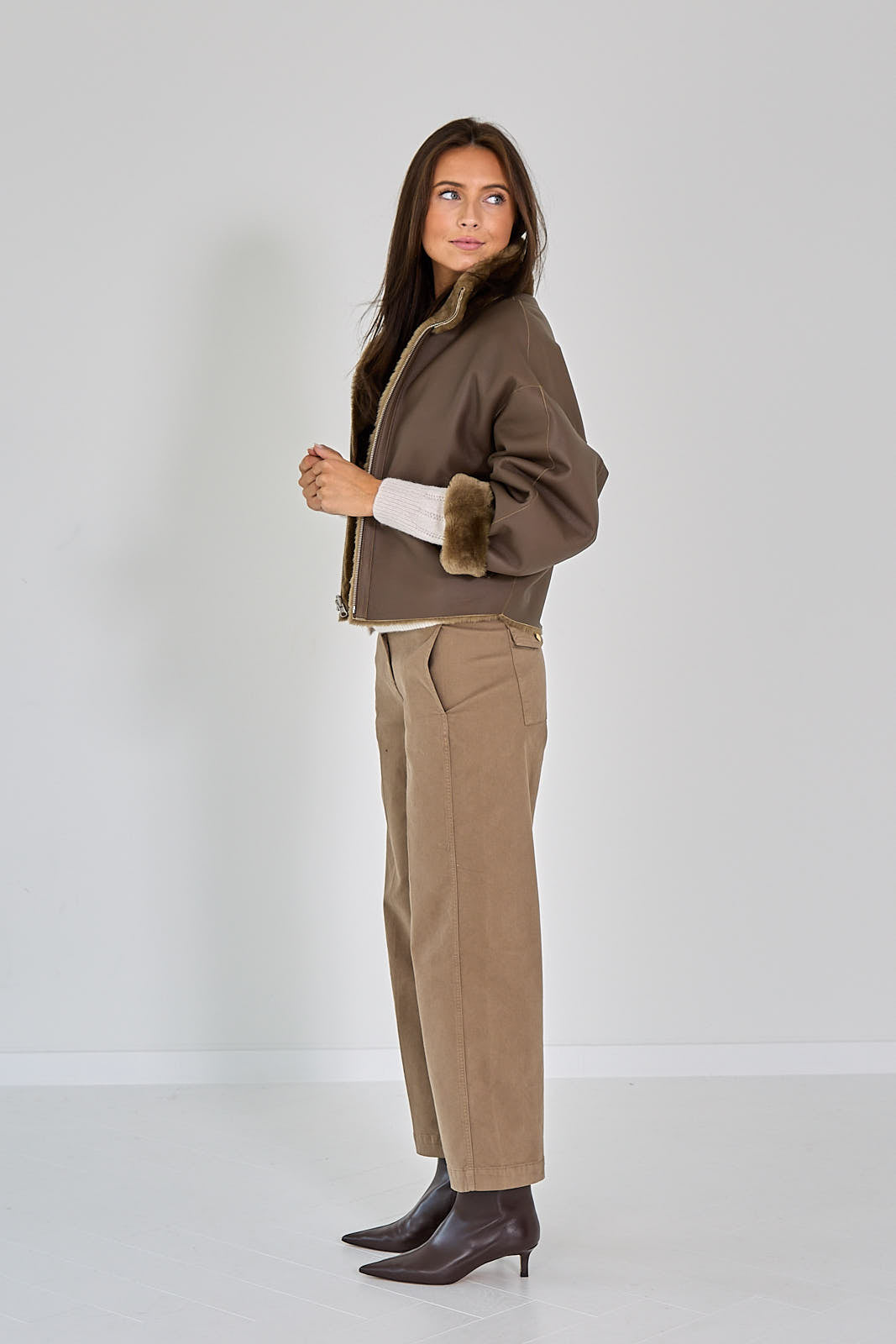 26W-ARMA-MANTEL-BEIGE MIDDEN