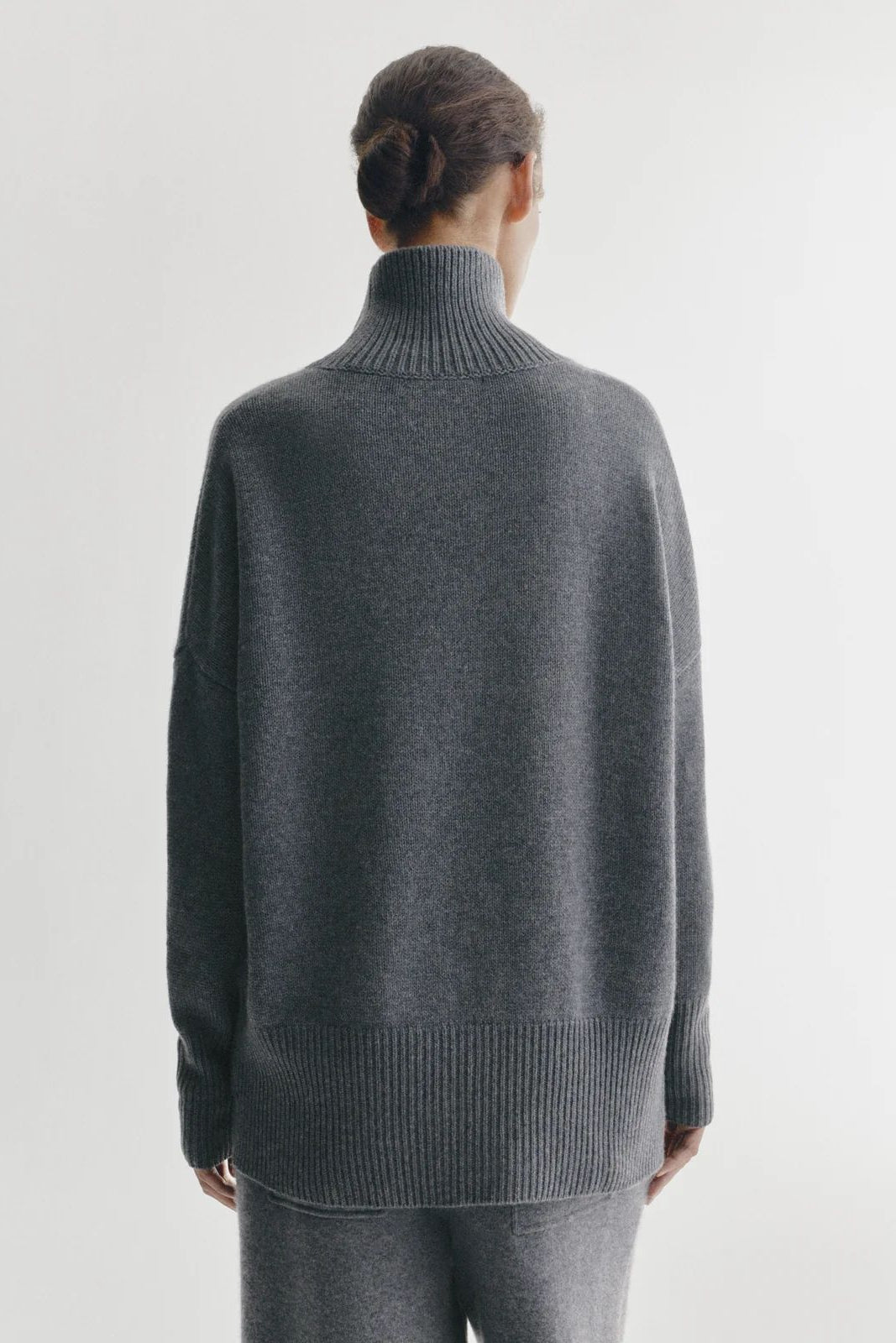 26W-LISA YANG-PULL-GRIJS DONKER