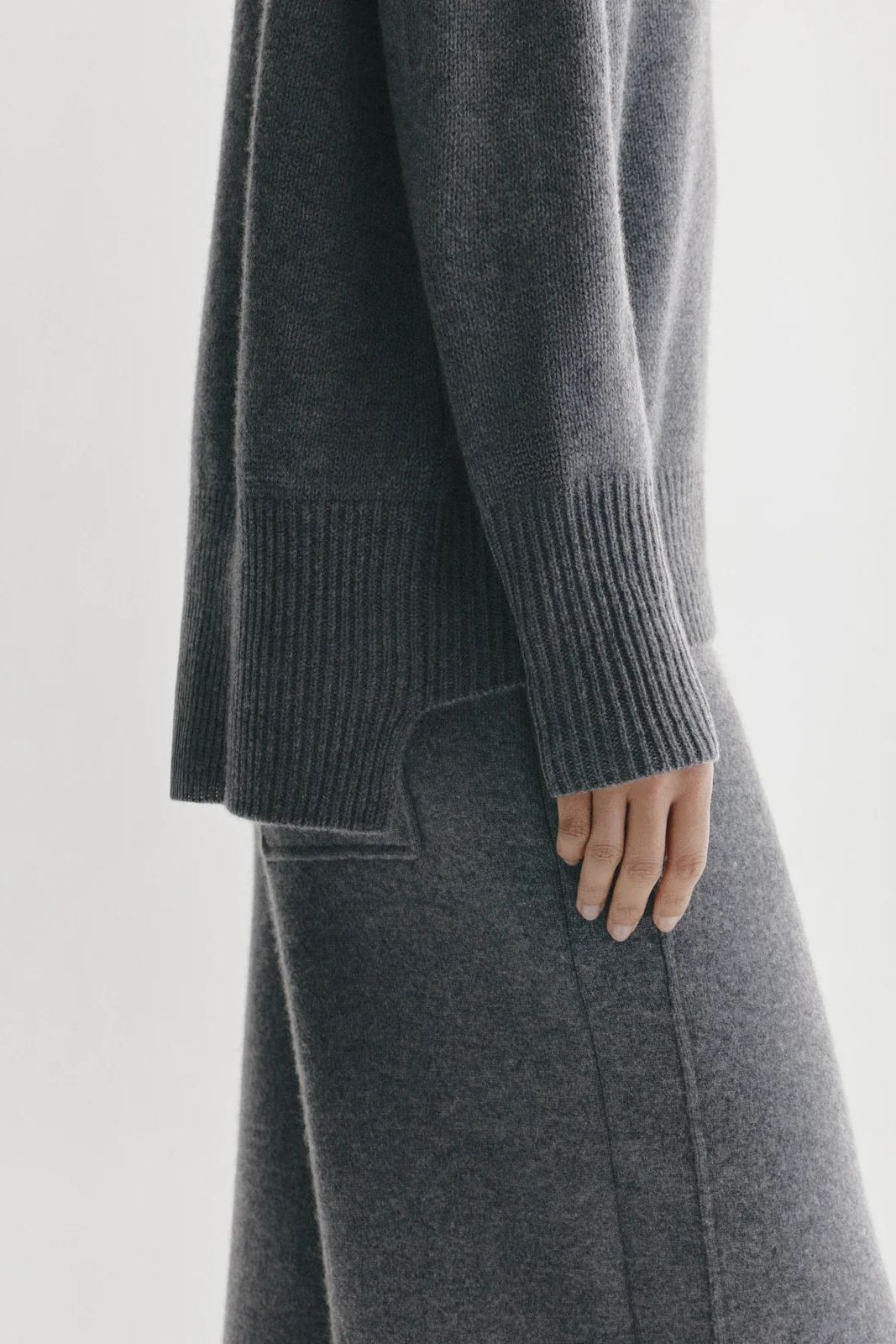 26W-LISA YANG-PULL-GRIJS DONKER