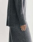 26W-LISA YANG-PULL-GRIJS DONKER