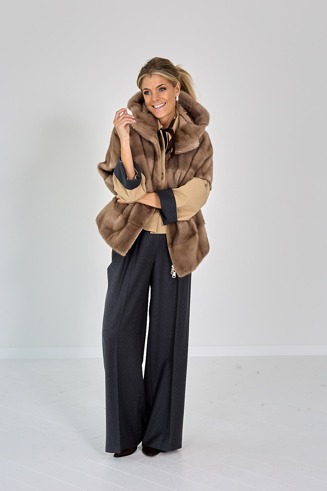 26W-MANZONI-MANTEL-BEIGE MIDDEN