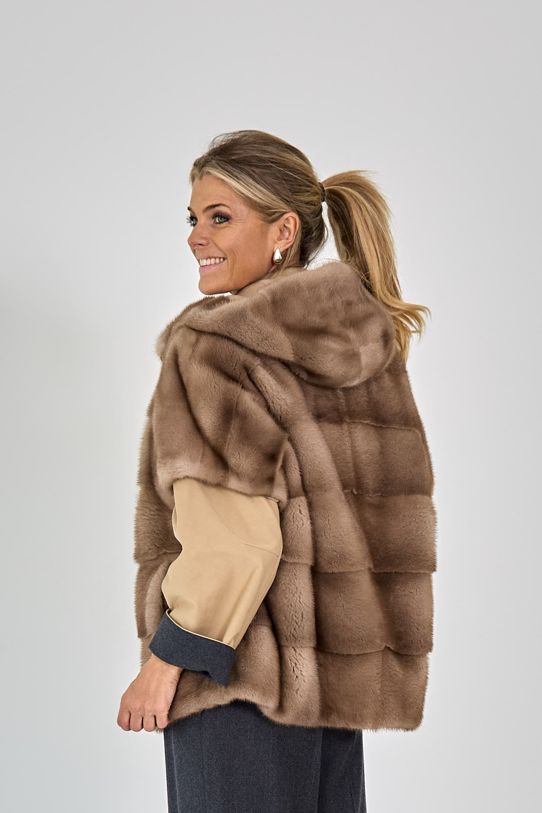 26W-MANZONI-MANTEL-BEIGE MIDDEN