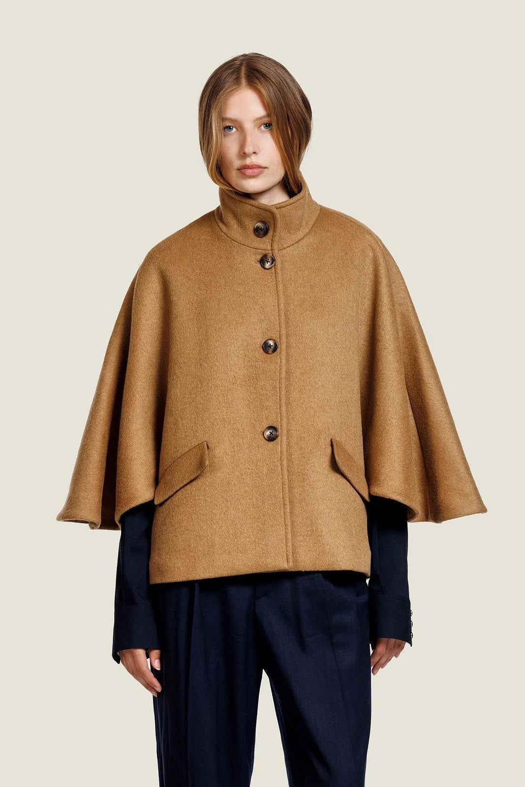 MANTEL ZOELLE MET CAPE