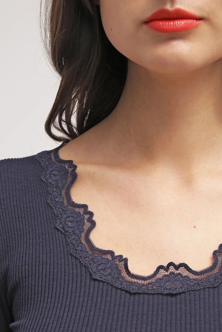 BENITA SILK LS O-NECK LACE TOP